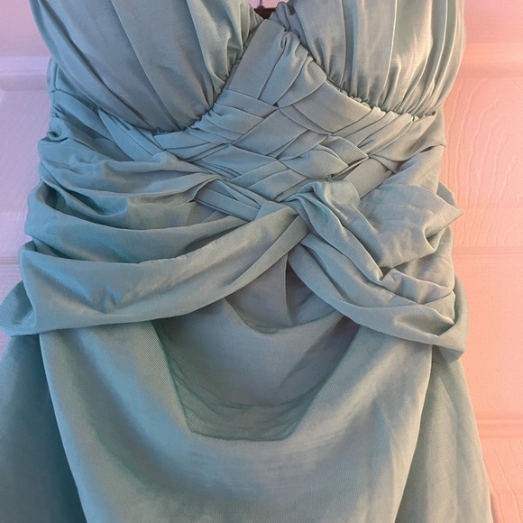 Elegant Green Strapless Dress - Picture 2 of 5